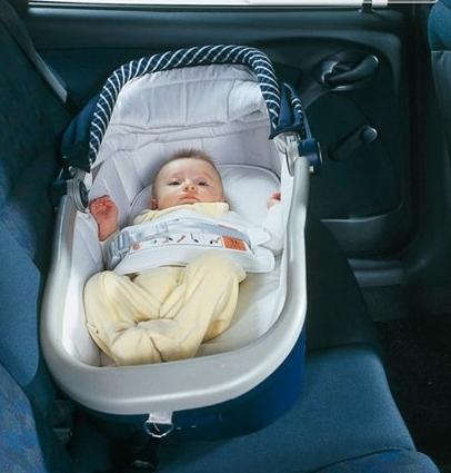 trasporto di un neonato in macchina 