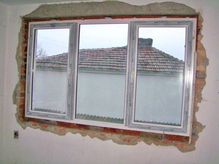 Installazione di finestre in PVC in una casa di legno - applicazione di nuove tecnologie nella sistemazione di una casa di campagna