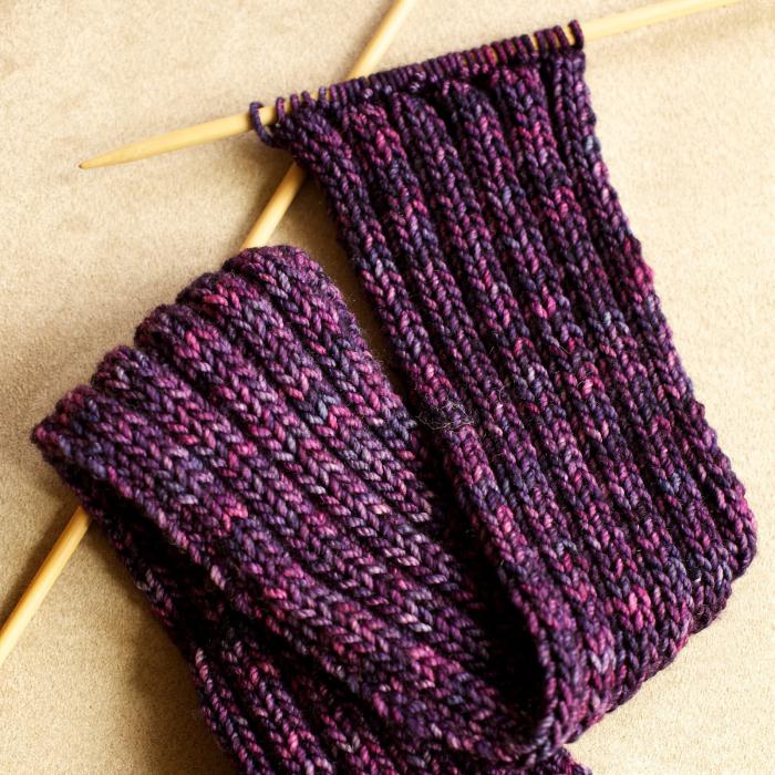 Come lavorare a maglia una sciarpa per te e il tuo uomo