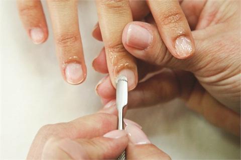 Istruzioni su come rimuovere le unghie in casa