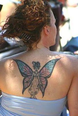 Butterfly tattoo è una decorazione elegante per un corpo femminile